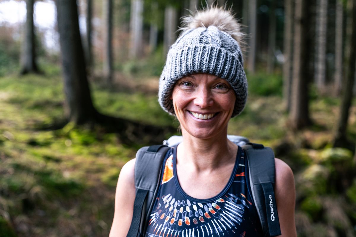 Dr. med. Anne Passers im Winter mit Mütze, lächelnd im Freien