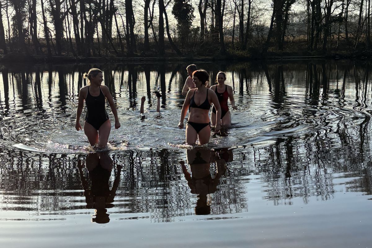 Gruppe beim gemeinsamen Eisbaden im Gewässer