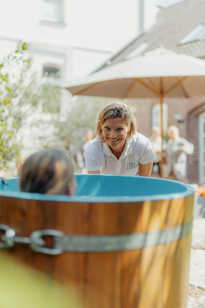 Dr. med Anne Passers bei einem Resilienz Training nach Wim Hof Methode