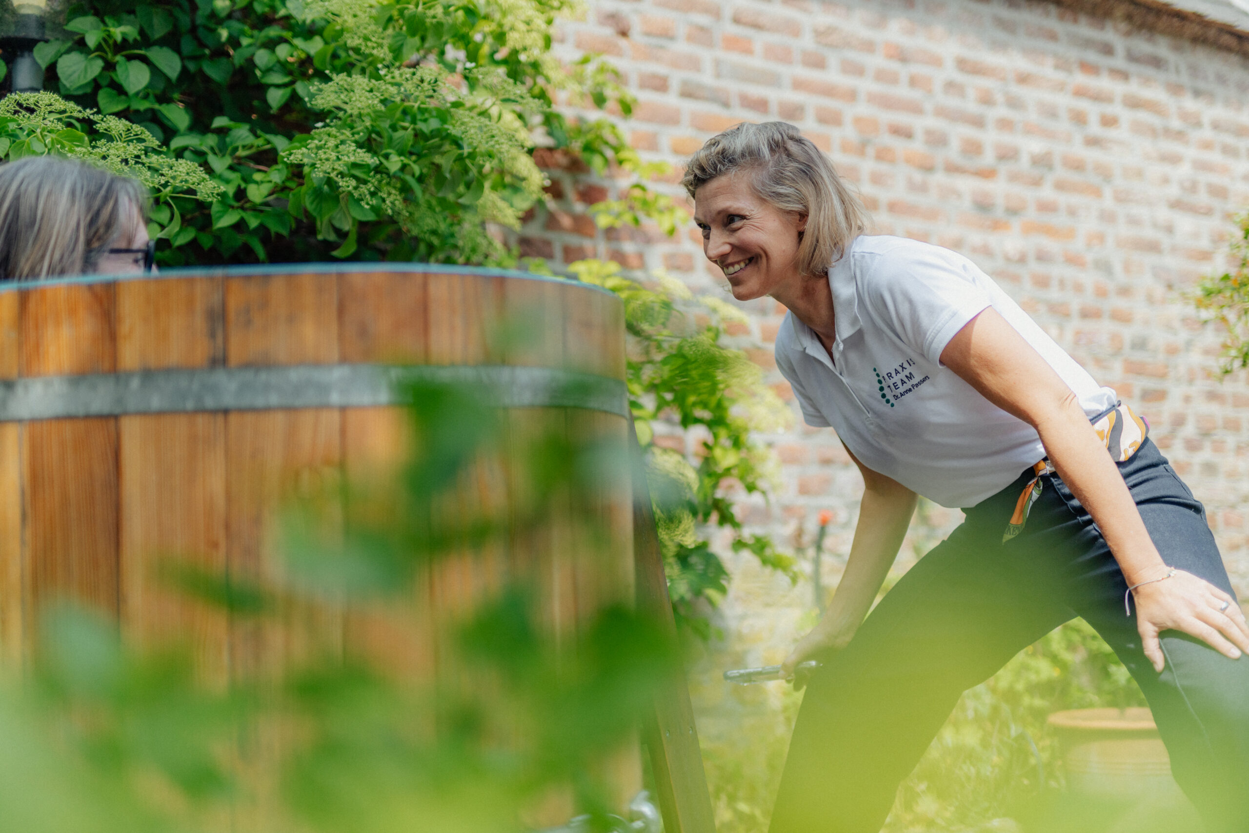 Dr. med. Anne Passers steht neben der Eistonne im Garten