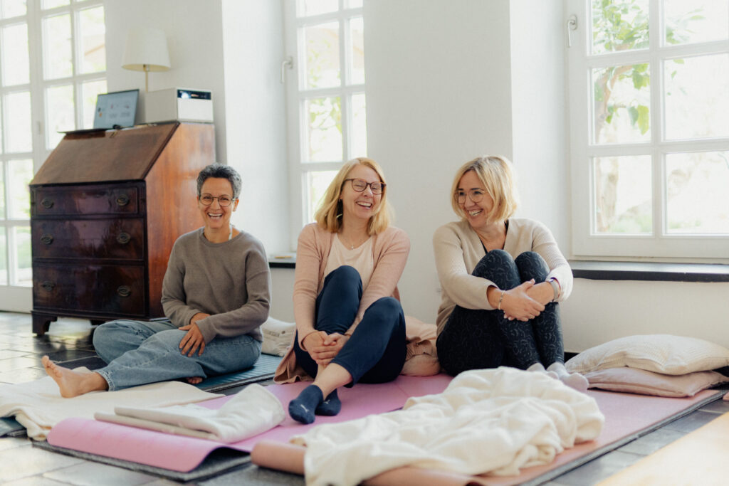 Workshop-Gruppe sitzt im Kreis auf dem Boden